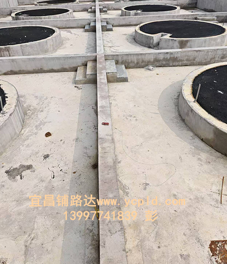 化工廠罐體底座瀝青攤鋪，罐